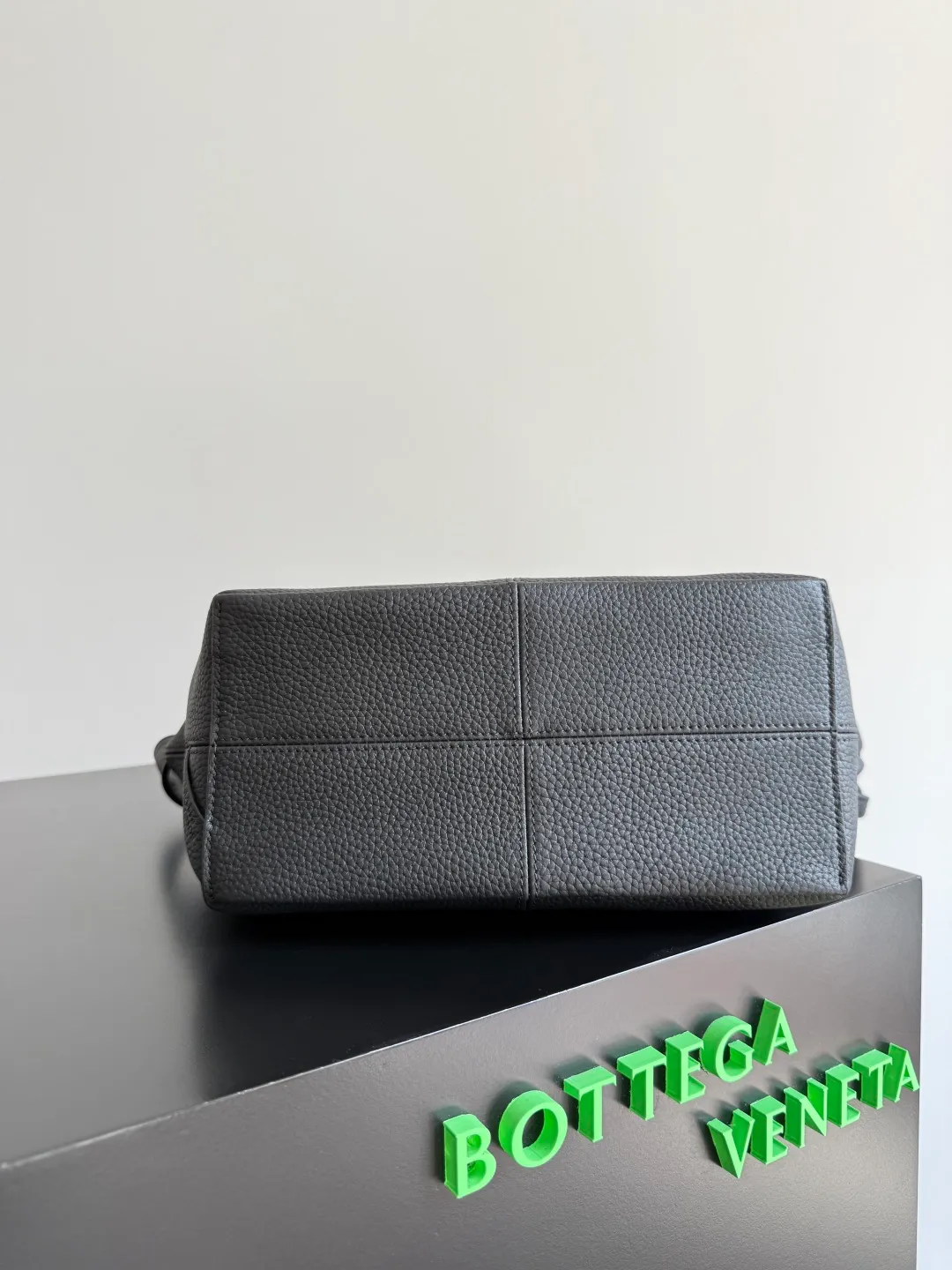 Batch 2220 Bottega Veneta small Sawyer leather model, but still light and soft, the straps can be knotted to adjust the length. Durable and large in capacity, it meets my extremely high standards for small carry-on bags. The texture of cowhide is really amazing, and it can be easily matched with both business and leisure. This bag is a Sawyer Bag that is interpreted with triangles and geometric circles👜. Its soft but indestructible appearance constitutes its fashionable beauty. You can freely adjust the length of the backpack😊No matter how complicated the world is, as long as there is a bag with you, everything will become better, and it is easy for boys and girls to control it! Style number: 815807 Size: 25*17*12cm